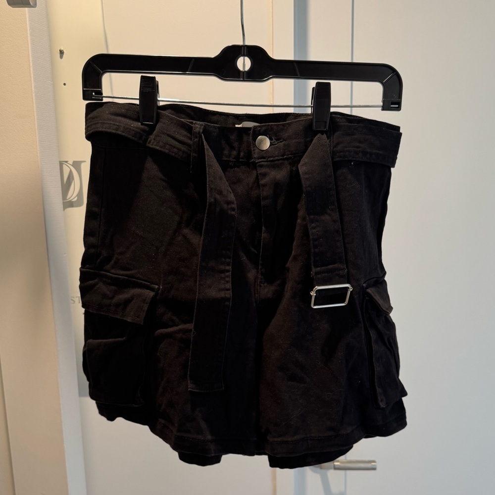Baggy black cargo shorts!